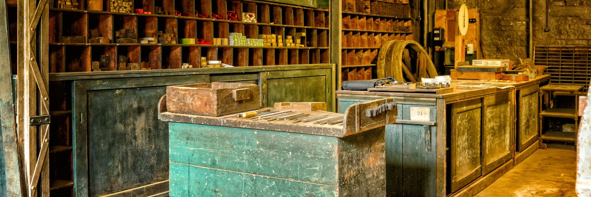 Antico emporio o merceria, con arredi in legno lavorato. Leggi le condizioni di vendita per il sito di Studio Rosa Pristina