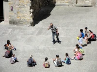 I corsi efficaci sono quelli che rendono autonomi Un docente insegna a un gruppo di ragazzi seduti per terra in circolo