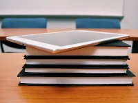 La manualistica migliore, sia cartacea sia elettronica, è quella facilmente consultabile e comprensibile Piccola pila di libri, con in cima un tablet