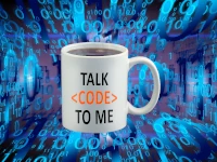 Una tazza con su scritto 'Parlami in codice'; sullo sfondo, un'immagine fantastica di codice binario in movimento. Spesso è sufficiente una macro, uno script o un documento ad hoc per implementare un grande miglioramento nelle procedure aziendali.
