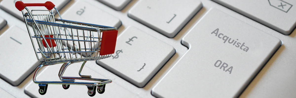 Tastiera dove il tasto Invio è sostituito dal tasto Acquista ORA, con un carrello della spesa che sormonta i tasti. Costruiamo negozi online per la tua attività di ecommerce