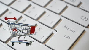 Tastiera dove il tasto Invio è sostituito dal tasto Acquista ORA, con un carrello della spesa che sormonta i tasti. Costruiamo negozi online per la tua attività di ecommerce