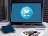 Sullo schermo di un portatile appare un carrello di ecommerce. Puoi iniziare subito la tua attività di vendita su Internet