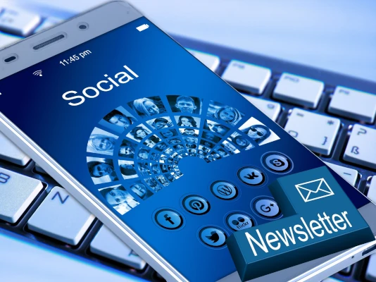 Curiamo la tua presenza sui social e l'invio di newsletter periodiche Curiamo la tua presenza sui social e l'invio di newsletter periodiche