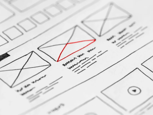 Mettiamo in evidenza lo spirito della tua attività Lo schema di un layout in bianco e nero, con un elemento centrale in rosso. Mettiamo in evidenza lo spirito della tua attività
