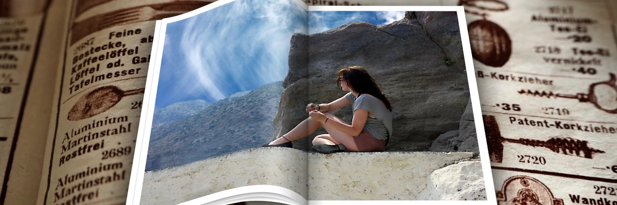 Per far conoscere i tuoi prodotti, realizziamo cataloghi cartacei ed elettronici Sullo sfondo di un'antica pagina di giornale con piccola pubblicità, una pubblicazione moderna con una foto di una ragazza a doppia pagina. Per far conoscere i tuoi prodotti, realizziamo cataloghi cartacei ed elettronici