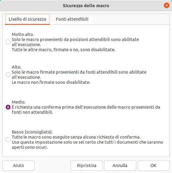 Puoi selezionare uno dei quattro livelli di sicurezza: Basso, Medio, Alto e Molto alto. Devi abbassare leggermente il livello di sicurezza delle macro per farle funzionare, ma il sistema è comunque sufficientemente protetto
