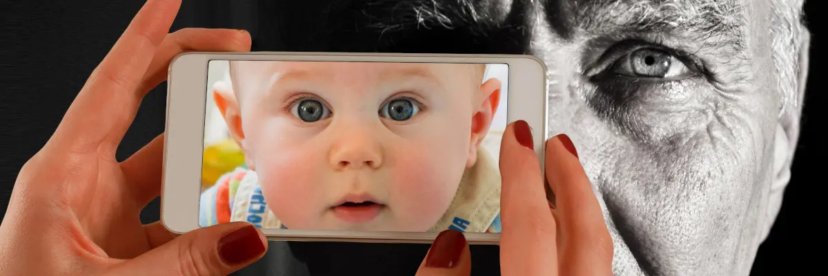 Mani di donna impugnano uno smartphone per fotografare un uomo anziano, ma nello schermo si vede invece un bambino. I clienti non capiscono che l'aspetto dei siti cambia secondo chi lo guarda