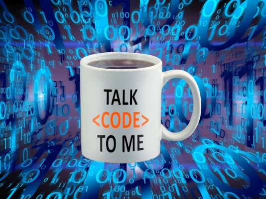 Spesso è sufficiente una macro, uno script o un documento ad hoc per implementare un grande miglioramento nelle procedure aziendali. Una tazza con su scritto 'Parlami in codice'; sullo sfondo, un'immagine fantastica di codice binario in movimento. Spesso è sufficiente una macro, uno script o un documento ad hoc per implementare un grande miglioramento nelle procedure aziendali.