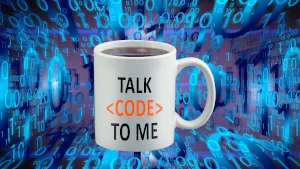 Una tazza con su scritto 'Parlami in codice'; sullo sfondo, un'immagine fantastica di codice binario in movimento. Spesso è sufficiente una macro, uno script o un documento ad hoc per implementare un grande miglioramento nelle procedure aziendali.