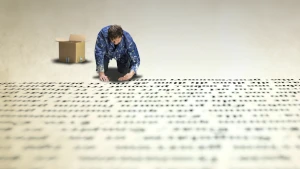 Uomo che compone testo su un enorme pavimento. Ricerca ed eventualmente sostituisce una stringa specifica all'interno di tutti i file testuali di una cartella specificata, con le sue sottocartelle