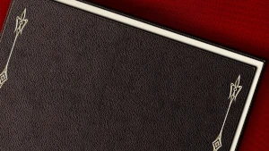 Libro in pelle adagiato su un panno rosso. Un modello di LibreOffice Writer per libri, ricco di opzioni e facilmente personalizzabile