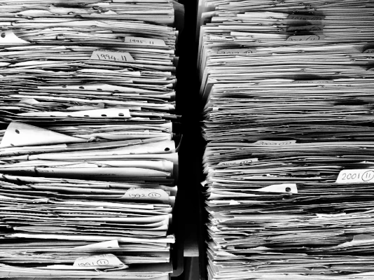 Due pile di documenti catalogati. Crea l'elenco dei file presenti in una cartella specificata, con le sottocartelle.