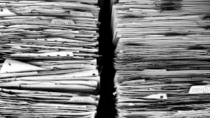 Due pile di documenti catalogati. Crea l'elenco dei file presenti in una cartella specificata, con le sottocartelle.